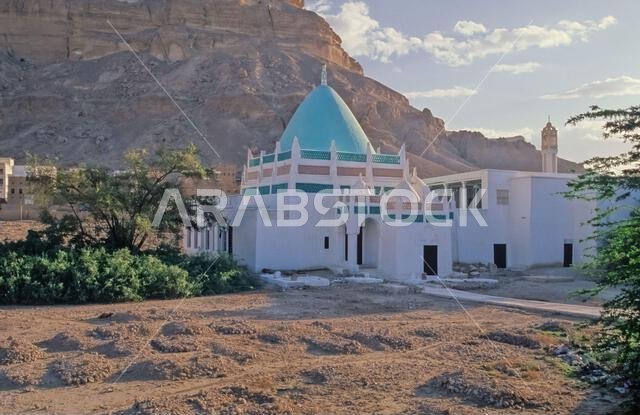 حضرموت هي منطقة في جنوب الجزيرة العربية، تضم شرق اليمن وأجزاء من غرب عُمان وجنوب المملكة العربية السعودية.