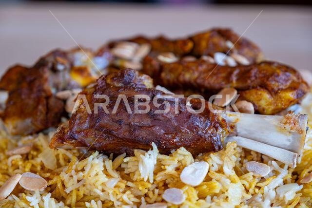 طبق من اللحم والأرز مغطى باللوز على طاولة خشبية مع منظر علوي طبق من اللحم والأرز مغطى باللوز على طاولة خشبية مع منظر علوي