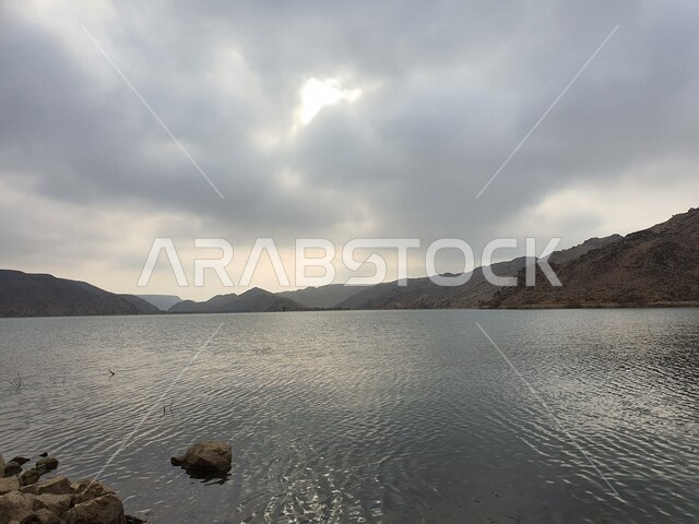 صورة ابداعية لبحيرة وسط المناطق الجبلية في مدينة جدة بالمملكة العربية السعودية، مناظر طبيعية خلابة، هايكنج جدة، هايكنج السعودية، التنزه في جدة، معالم سياحية، السياحة في السعودية