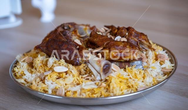 طبق من اللحم والأرز مغطى باللوز على طاولة خشبية مع منظر علوي طبق من اللحم والأرز مغطى باللوز على طاولة خشبية مع منظر علوي