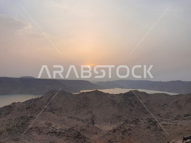 صورة ابداعية لبحيرة وسط المناطق الجبلية في مدينة جدة بالمملكة العربية السعودية، مناظر طبيعية خلابة، هايكنج جدة، هايكنج السعودية، التنزه في جدة، معالم سياحية، السياحة في السعودية