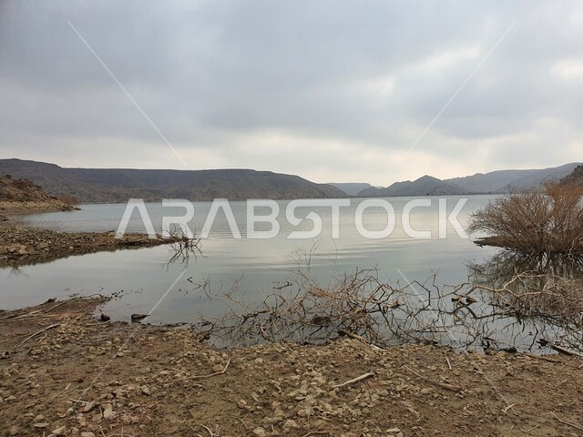 صورة ابداعية لبحيرة وسط المناطق الجبلية في مدينة جدة بالمملكة العربية السعودية، مناظر طبيعية خلابة، هايكنج جدة، هايكنج السعودية، التنزه في جدة، معالم سياحية، السياحة في السعودية