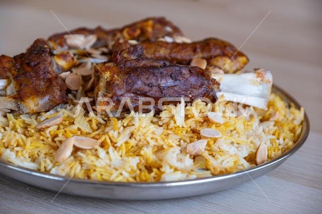 طبق من اللحم والأرز مغطى باللوز على طاولة خشبية مع منظر علوي