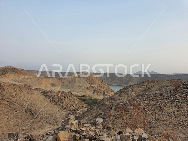 صورة ابداعية للجبال والصخور في مدينة جدة بالمملكة العربية السعودية، مناظر طبيعية خلابة، هايكنج جدة، هايكنج السعودية، التنزه في جدة، معالم سياحية، السياحة في السعودية