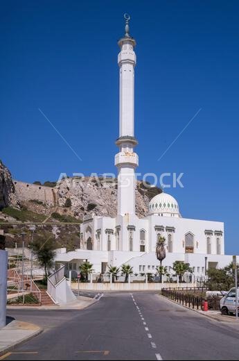 مسجد إبراهيم الإبراهيم، المعروف أيضاً باسم مسجد الملك فهد بن عبد العزيز آل سعود أو مسجد خادم الحرمين الشريفين، جبل طارق.
