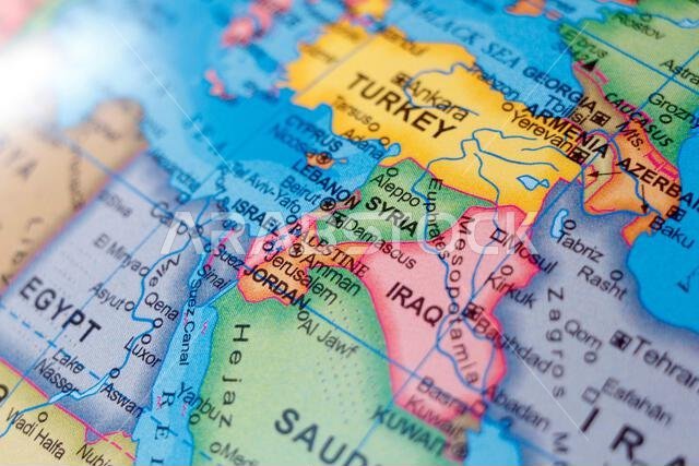 خريطة لدول الشرق الأوسط: إسرائيل، فلسطين، الأردن، العراق، مصر، السعودية، سوريا، لبنان، سيناء، القدس، تل أبيب، مع التركيز عن قرب.