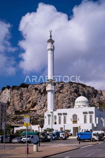 مسجد إبراهيم الإبراهيم، المعروف أيضاً باسم مسجد الملك فهد بن عبد العزيز آل سعود أو مسجد خادم الحرمين الشريفين، جبل طارق.