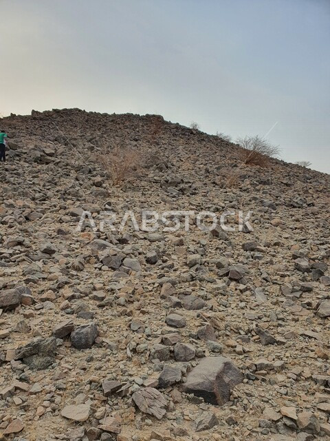 صورة ابداعية للجبال والصخور في مدينة جدة بالمملكة العربية السعودية، مناظر طبيعية خلابة، هايكنج جدة، هايكنج السعودية، التنزه في جدة، معالم سياحية، السياحة في السعودية