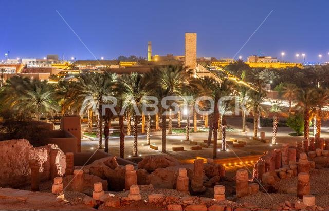 أسوار البلدة القديمة بالدرعية مضاءة ليلاً، الرياض، المملكة العربية السعودية