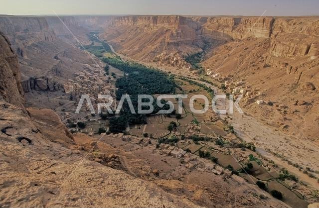حضرموت هي منطقة في جنوب الجزيرة العربية، تضم شرق اليمن وأجزاء من غرب عُمان وجنوب المملكة العربية السعودية