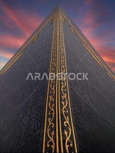 المكان الذي يزوره المسلمون لأداء فريضة الحج والعمرة. الكعبة المشرفة، مكة المكرمة.