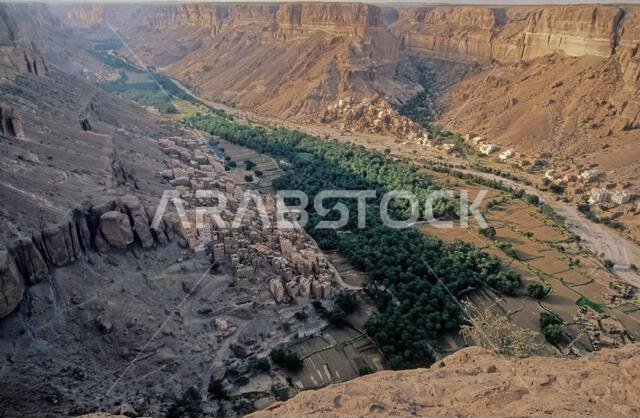 حضرموت هي منطقة في جنوب الجزيرة العربية، تضم شرق اليمن وأجزاء من غرب عُمان وجنوب المملكة العربية السعودية