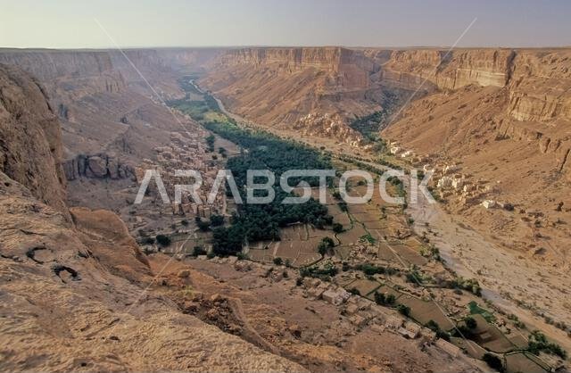 حضرموت هي منطقة في جنوب الجزيرة العربية، تضم شرق اليمن وأجزاء من غرب عُمان وجنوب المملكة العربية السعودية.