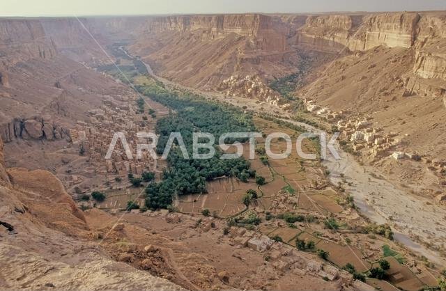 حضرموت هي منطقة في جنوب الجزيرة العربية، تضم شرق اليمن وأجزاء من غرب عُمان وجنوب المملكة العربية السعودية.