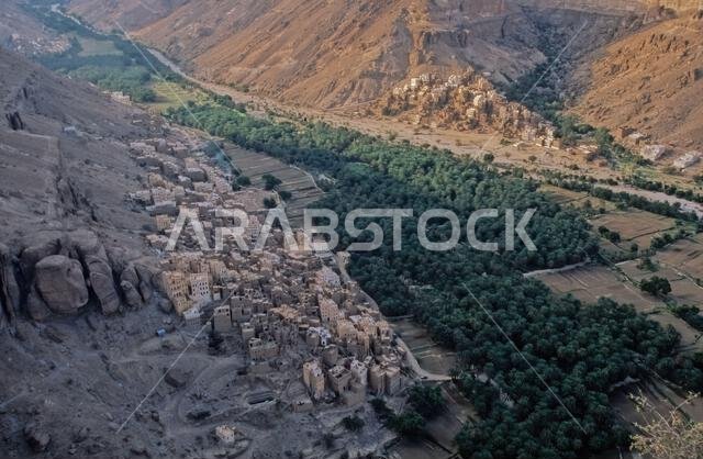 حضرموت هي منطقة في جنوب الجزيرة العربية، تضم شرق اليمن وأجزاء من غرب عُمان وجنوب المملكة العربية السعودية