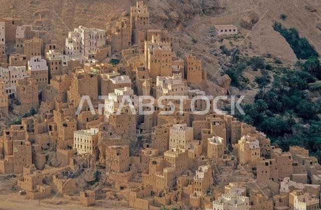 حضرموت هي منطقة في جنوب الجزيرة العربية، تضم شرق اليمن وأجزاء من غرب عُمان وجنوب المملكة العربية السعودية