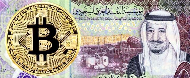 البيتكوين والريال السعودي مع صورة الملك سلمان بن عبد العزيز آل سعود. مفهوم الأعمال المتعلقة بالعملات الرقمية العالمية، والحرب التجارية، والتبادل.