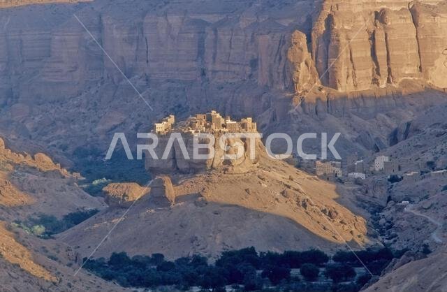 حضرموت هي منطقة في جنوب الجزيرة العربية، تضم شرق اليمن وأجزاء من غرب عُمان وجنوب المملكة العربية السعودية.