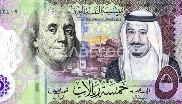 الدولار الأمريكي مع صورة بنجامين فرانكلين، والورقة النقدية السعودية مع صورة الملك سلمان. مفهوم تجاري لسعر الصرف، سوق الأوراق المالية. الدولار الأمريكي مع صورة بنجامين فرانكلين، والورقة النقدية السعودية مع صورة الملك سلمان. مفهوم تجاري لسعر الصرف، سوق الأوراق المالية.