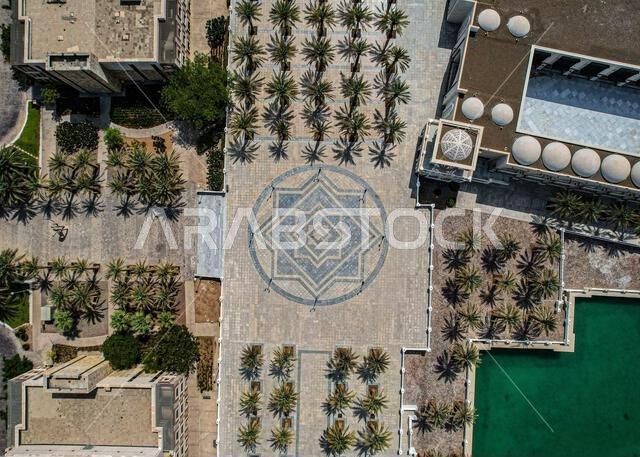 منظر علوي لساحة المسجد الكبير في جامعة الملك عبد الله للعلوم والتقنية (كاوست)، المملكة العربية السعودية.