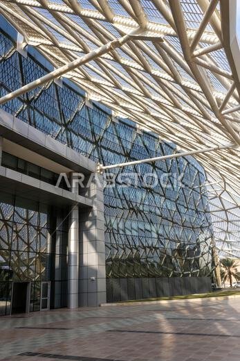 جزء من هيكل مفتوح من مباني المكاتب الحديثة في المدينة الرقمية، الرياض، المملكة العربية السعودية