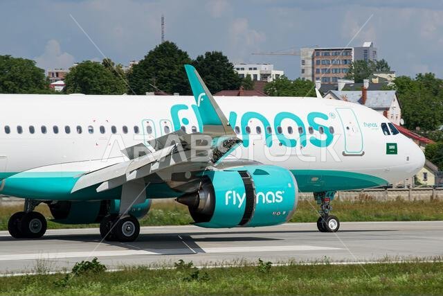 صورة مقرّبة لطائرة إيرباص A320 NEO التابعة لشركة طيران ناس السعودية وهي تُبطئ سرعتها بعد هبوطها في لفيف، مع تشغيل الدفع العكسي.