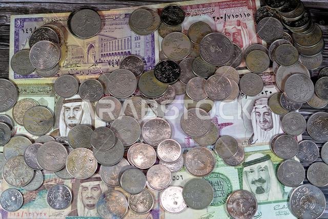 عملات الريال السعودي، أوراق نقدية وعملات معدنية من عصور مختلفة من المملكة العربية السعودية، عملات سعودية قديمة عتيقة، قيمتها.