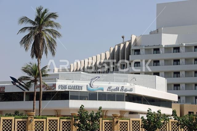 مطعم سوق السمك للمأكولات البحرية على طريق الكورنيش في جدة