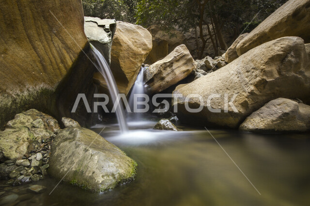 صورة رائعة لشلال ماء ، جريان الماء على الصخور ، جمال الطبيعة في السعودية ، أماكن سياحية طبيعية بالمملكة العربية السعودية ، تيار مائي 