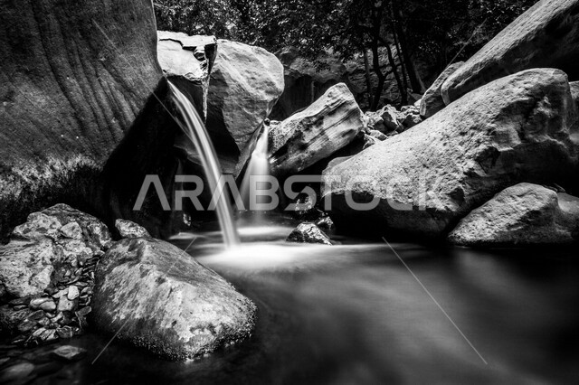 صورة بالأبيض والأسود لشلال ماء ، جريان الماء على الصخور ، جمال الطبيعة في السعودية ، أماكن سياحية طبيعية بالمملكة العربية السعودية ، تيار مائي 