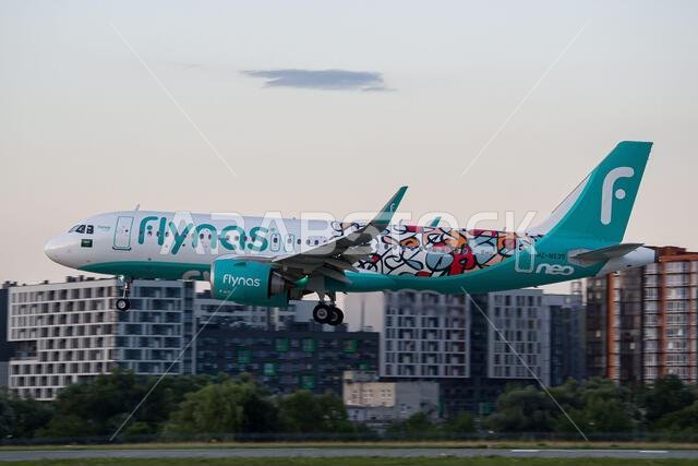 طائرة إيرباص A320 NEO تابعة لشركة طيران ناس السعودية، تحمل شعار "عام الخط العربي"، تهبط في مطار لفيف بعد رحلة قادمة من الرياض. طائرة إيرباص A320 NEO تابعة لشركة طيران ناس السعودية، تحمل شعار "عام الخط العربي"، تهبط في مطار لفيف بعد رحلة قادمة من الرياض.
