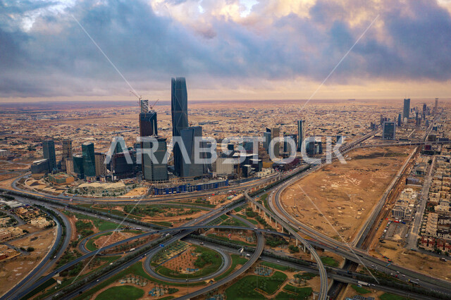 أبراج ومباني مدينة الرياض في النهار ، طرق وشوارع الرياض، الفن الهندسي المعماري, التطور العمراني في المملكه العربيه السعوديه