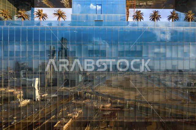  إنعكاس صورة أبراج ومباني مدينة الرياض على زجاج احدى المباني في النهار ، طرق وشوارع الرياض، الفن الهندسي المعماري ، معالم سياحية مشهورة بالرياض في المملكة العربية السعودية