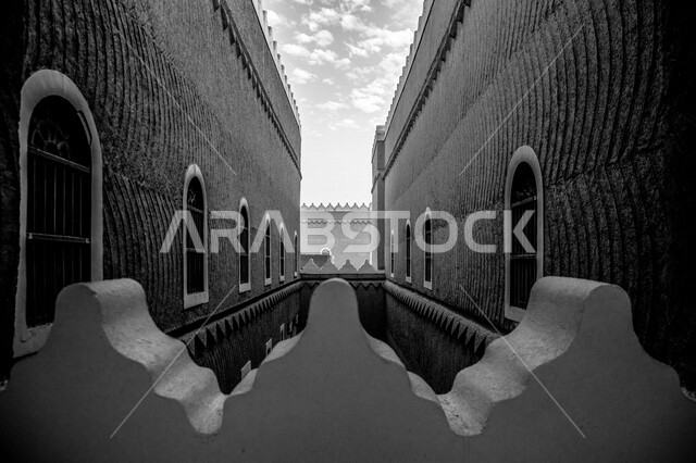 صوره مقربه بالأسود والأبيض لمبنى أثري قديم, الهندسه المعماريه الشعبيه, الطراز الأثري والشعبي القديم, معالم سياحيه في المملكه العربيه السعوديه
