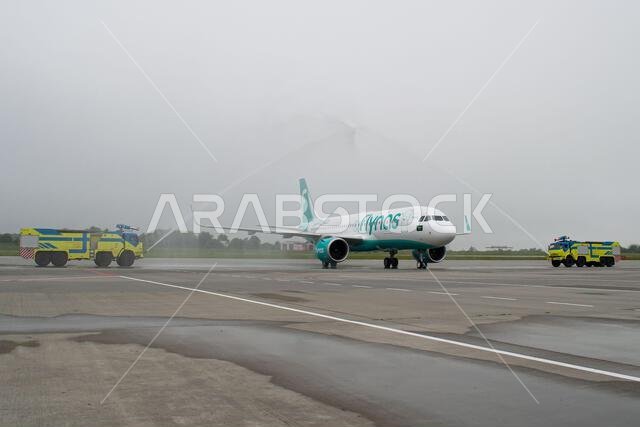 طائرة إيرباص A320 NEO التابعة لشركة طيران ناس السعودية تسير على المدرج وسط تحية مائية بعد رحلتها الافتتاحية من الرياض إلى لفيف