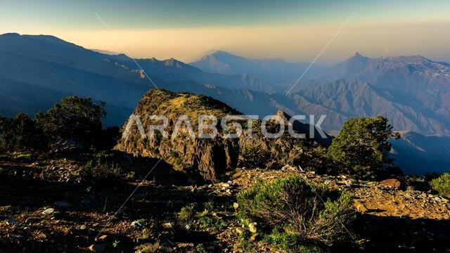 اكتشف جمال المملكة العربية السعودية. المناظر الطبيعية الخلابة لجبال عسير، وسلسلة جبال السروات في منطقة بيلاسمر. اكتشف جمال المملكة العربية السعودية. المناظر الطبيعية الخلابة لجبال عسير، وسلسلة جبال السروات في منطقة بيلاسمر.