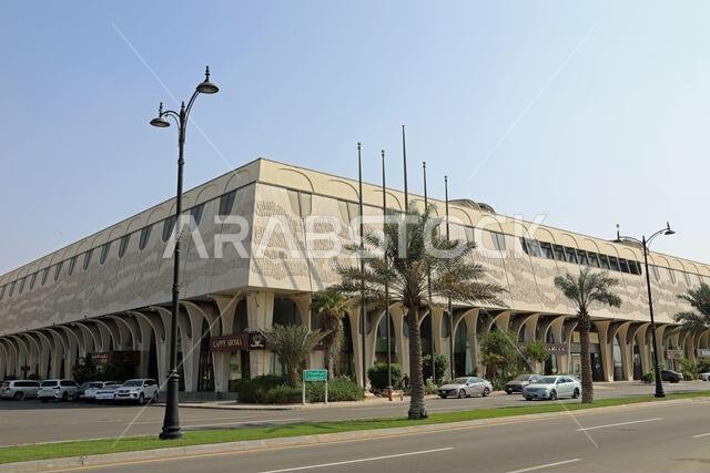 مقهى أروما في مركز الحمراء على طريق الكورنيش في جدة