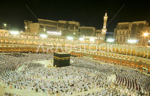 صورة جمالية للكعبة المشرفة في مكة المكرمة، حجاج بيت الله يقومون بأداء مناسك الحج والعمرة، اداء الصلاة في الحرم المكي، العبادة والتقرب الى الله، موسم الحج 2022، اسلاميات وعبادة