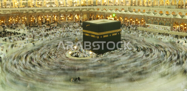 صورة جمالية للكعبة المشرفة في مكة المكرمة، حجاج بيت الله يقومون بأداء مناسك الحج والعمرة، الطواف حول الكعبة المشرفة، العبادة والتقرب الى الله، موسم الحج 2022، اسلاميات وعبادة