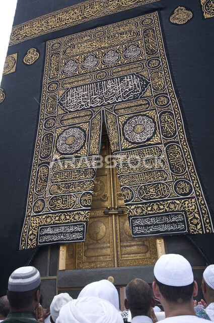 صورة جمالية للكعبة المشرفة في مكة المكرمة، باب الكعبة، غطاء الكعبة، حجاج بيت الله يقومون بأداء مناسك الحج والعمرة، الطواف حول الكعبة المشرفة، العبادة والتقرب الى الله، موسم الحج 2022، اسلاميات وعبادة