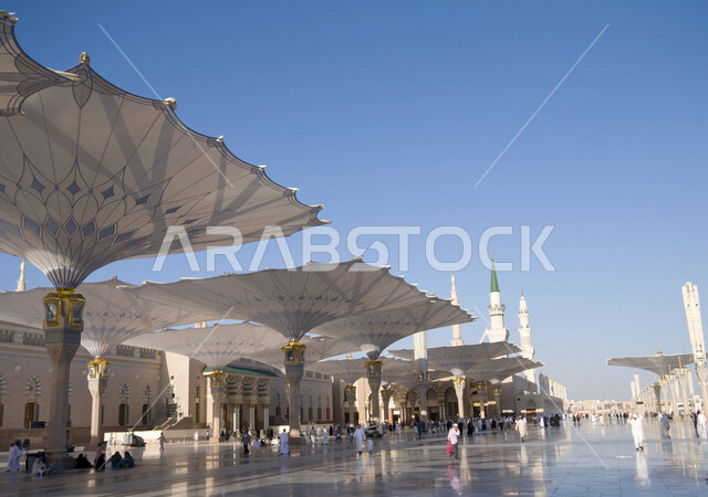 صورة لساحة المسجد النبوي الشريف في المدينة المنورة بالمملكة العربية السعودية، العبادة و التقرب الى الله، الحرم النبوي الشريف، المسجد النبوي، المعالم الدينية في السعودية ، اسلاميات وعبادة