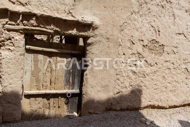 أطلال مدينة عربية قديمة في الشرق الأوسط مبنية من الطوب اللبن، ومسجد قديم ذو مئذنة في الرياض، المملكة العربية السعودية