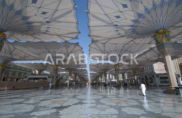 صورة لساحة المسجد النبوي الشريف في المدينة المنورة بالمملكة العربية السعودية، العبادة و التقرب الى الله، الحرم النبوي الشريف، المسجد النبوي، المعالم الدينية في السعودية ، اسلاميات وعبادة