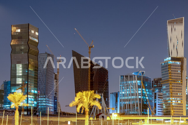 صورة ابداعية لمركز الملك عبدالله المالي ( كافد ) في الرياض بالمملكة العربية السعودية ليلا، معالم الرياض المشهورة، ابراج وناطحات سحاب مضيئة، الفن الهندسي المعماري بالسعودية، السياحة في السعودية