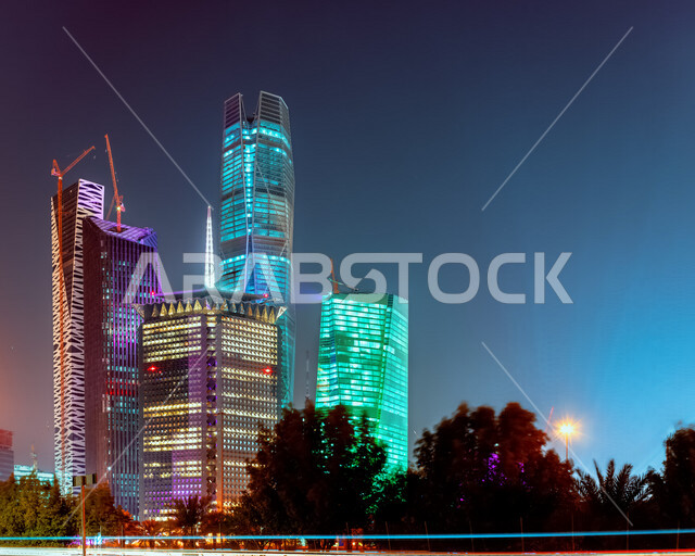 صورة ابداعية لمركز الملك عبدالله المالي ( كافد ) في الرياض بالمملكة العربية السعودية ليلا، معالم الرياض المشهورة، ابراج وناطحات سحاب مضيئة، الفن الهندسي المعماري بالسعودية، السياحة في السعودية