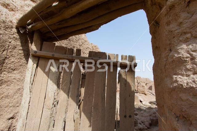 أطلال مدينة عربية قديمة في الشرق الأوسط مبنية من الطوب اللبن، ومسجد قديم ذو مئذنة في الرياض، المملكة العربية السعودية