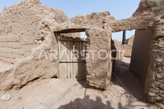 أطلال مدينة عربية قديمة في الشرق الأوسط مبنية من الطوب اللبن، ومسجد قديم ذو مئذنة في الرياض، المملكة العربية السعودية