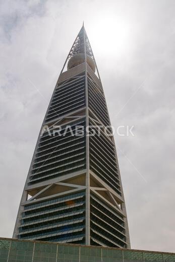 برج الفيصلية، كما يُرى من الأسفل، وهو ناطحة سحاب تجارية ومجمع متعدد الاستخدامات يقع في منطقة العليا في الرياض، المملكة العربية السعودية.