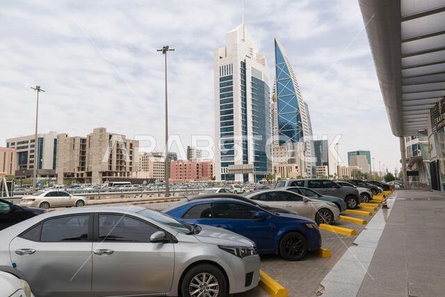 سيارات متوقفة على طول طريق الملك فهد، العليا، الرياض، المملكة العربية السعودية، مع وزارة الشؤون الإسلامية والدعوة والإرشاد وبرج حمد في الخلفية