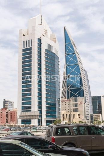 مباني وزارة الشؤون الإسلامية والدعوة والإرشاد (يسار) وبرج حمد (يمين) في حي العليا، الرياض، المملكة العربية السعودية.